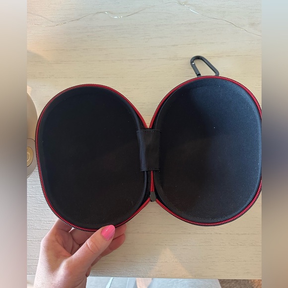 Beats Solo 3 Wireless Headphones - Gold - Picture 8 of 10